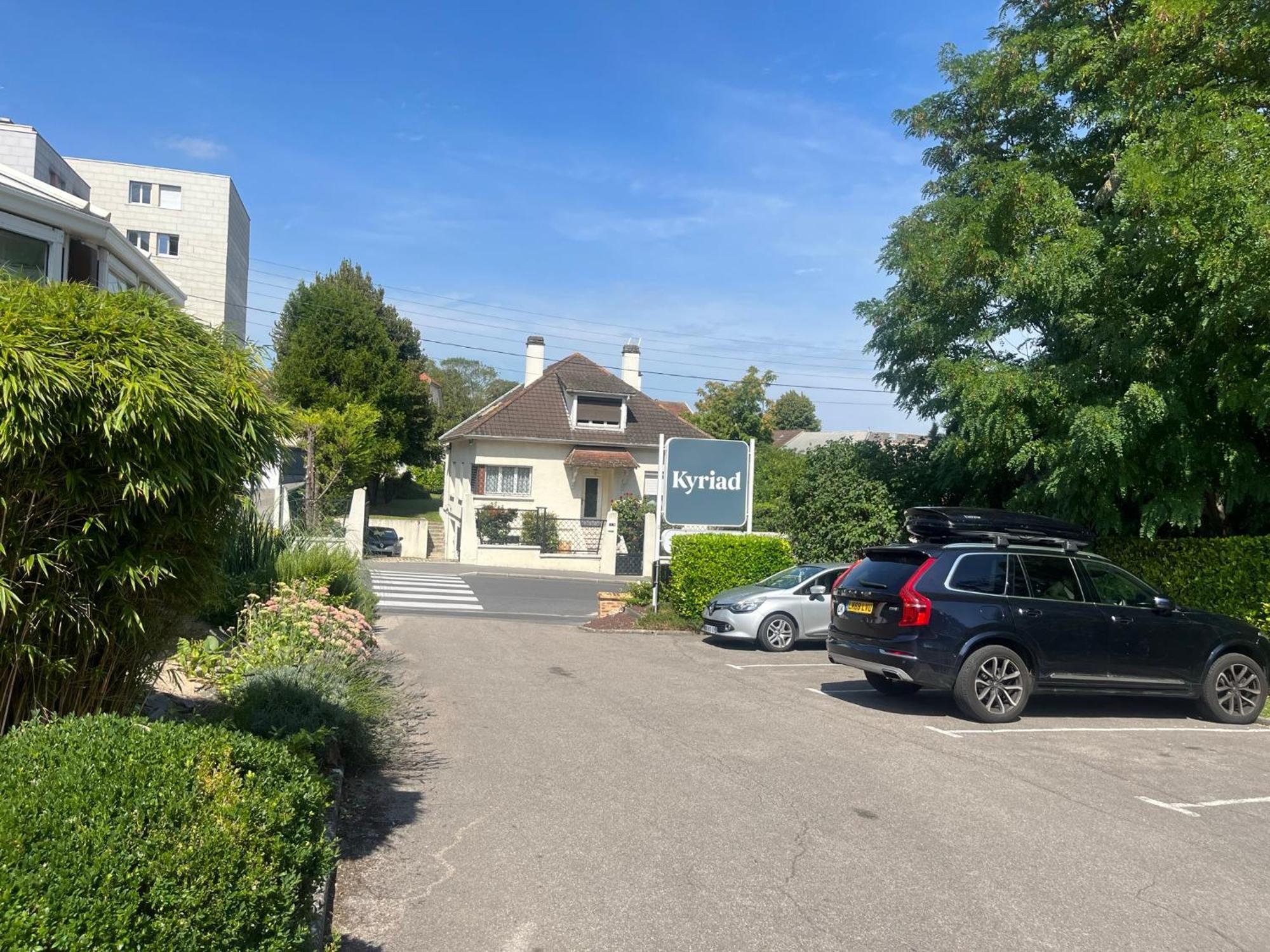Kyriad Epernay Bagian luar foto